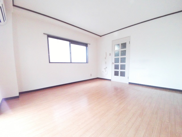 居室・リビング　ドアも付いているのでキッチン・洋室が分かれています