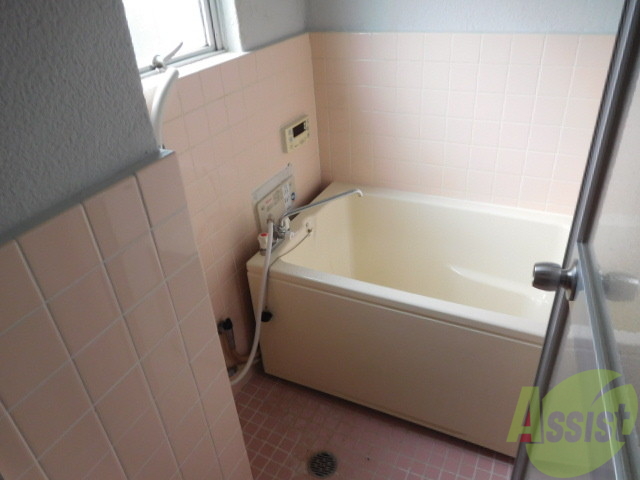 バス・シャワールーム　浴室窓付きで湿気も気になりません！