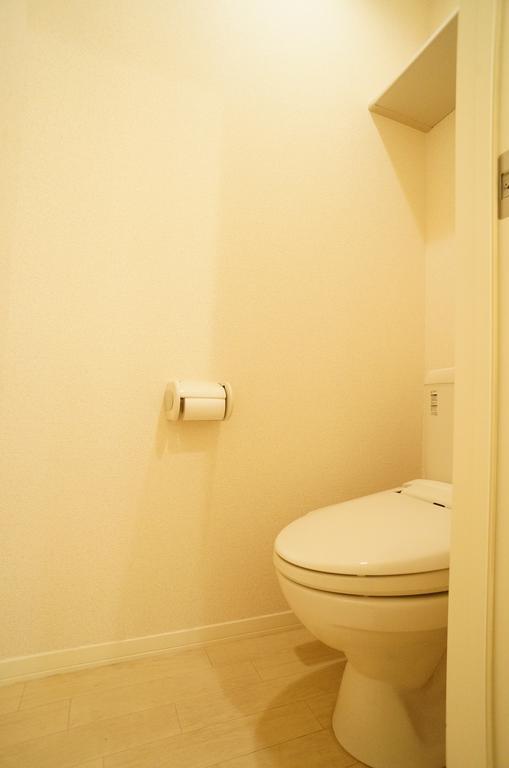 トイレ　温水洗浄便座付き・上部に便利な棚ございます