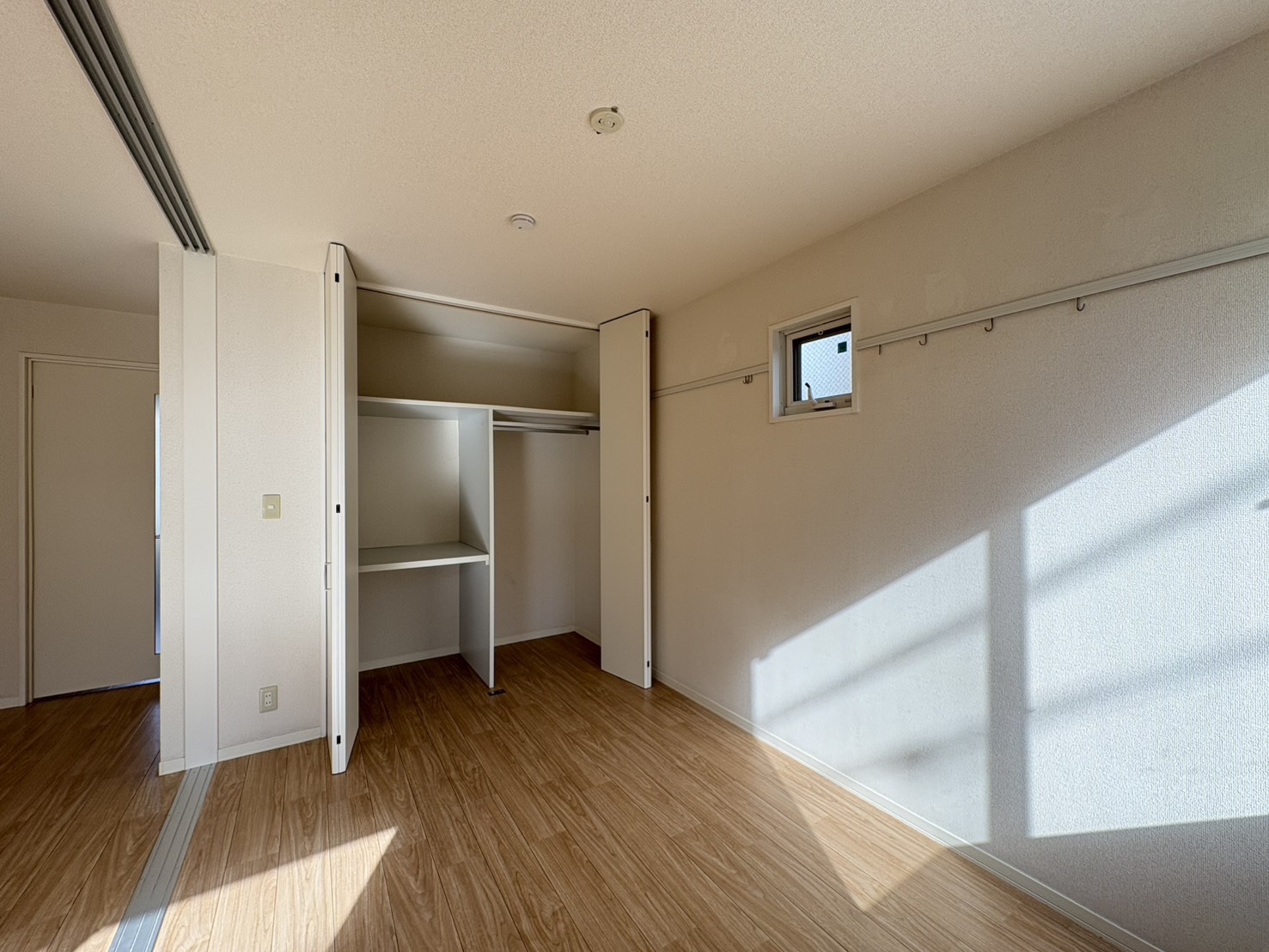 その他部屋・スペース　二面採光洋室！室内干しユニットございます