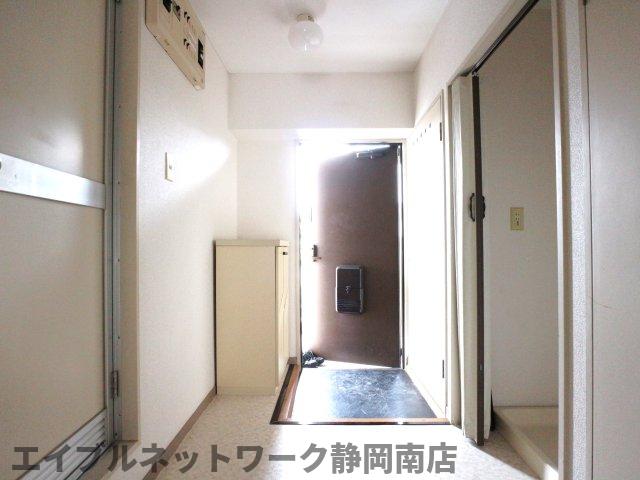 【静岡市駿河区小鹿のマンションの玄関】