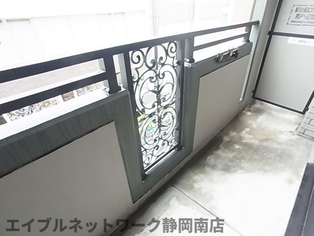 バルコニー　暖かな日差しのふりそそぐバルコニー