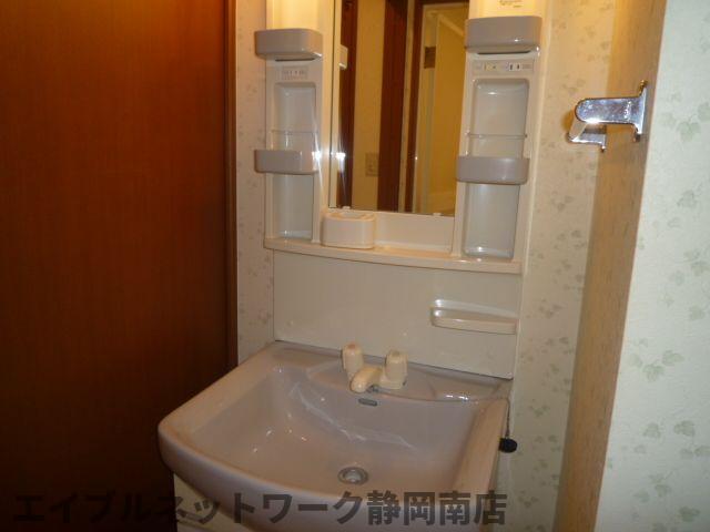 洗面設備　明るい洗面所です