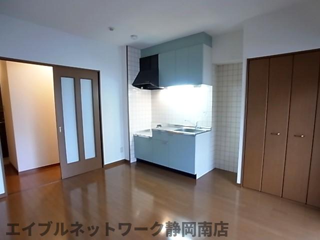 居室・リビング　こちらの居間で趣味の時間をお楽しみください