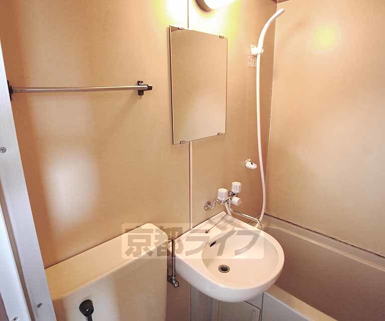 洗面設備　シンプルな洗面台ですね。