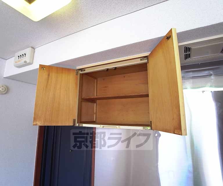 収納　扉付きの便利な収納ですね。