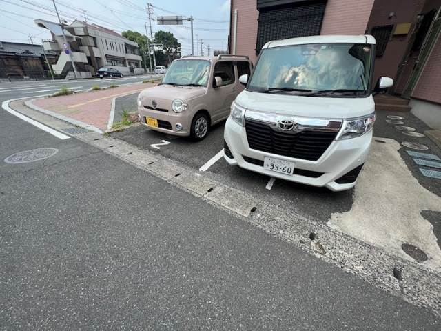 【中間市中間のアパートの駐車場】