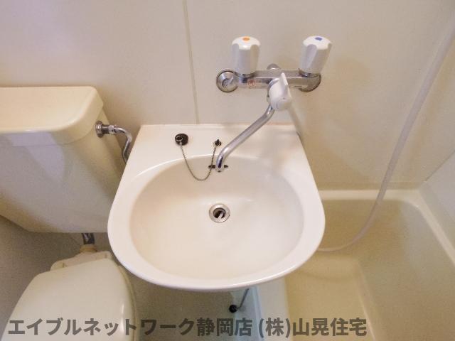 洗面設備　ゆったりとスペースのある洗面所