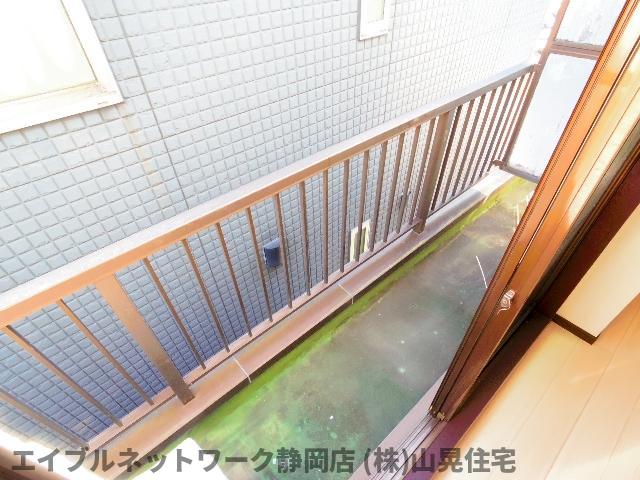 バルコニー　暖かな日差しのふりそそぐバルコニー
