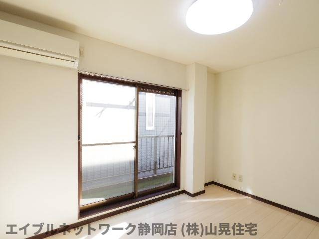 居室・リビング　ゆったり過ごせる居間です