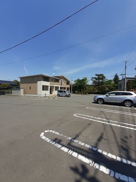 【遠田郡涌谷町字刈萱町のアパートの駐車場】