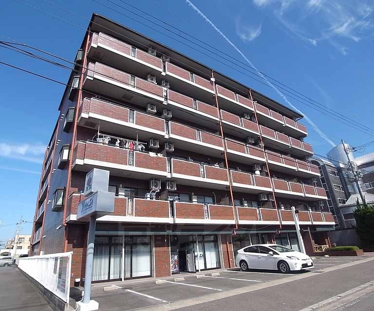 京都市伏見区竹田段川原町のマンションの建物外観
