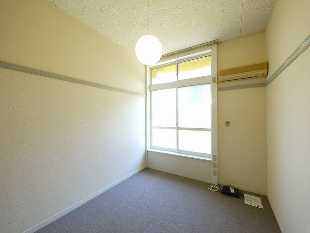 その他部屋・スペース　落ち着いた色調の寝室です