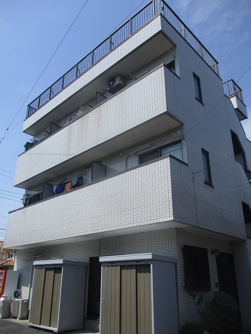 建物外観　四角いけどピラミッド