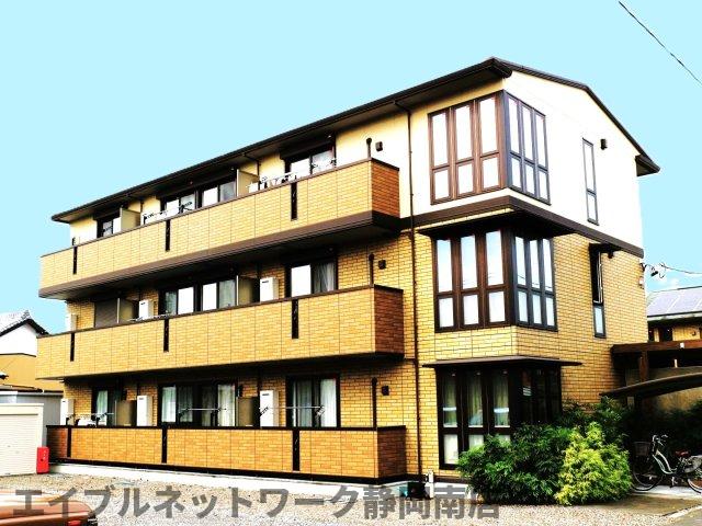 【藤枝市田沼のアパートの建物外観】