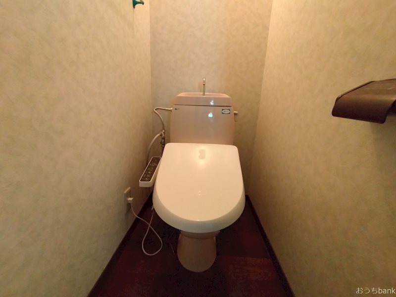 トイレ　清潔感のある洋式トイレは温水洗浄便座がついてます。