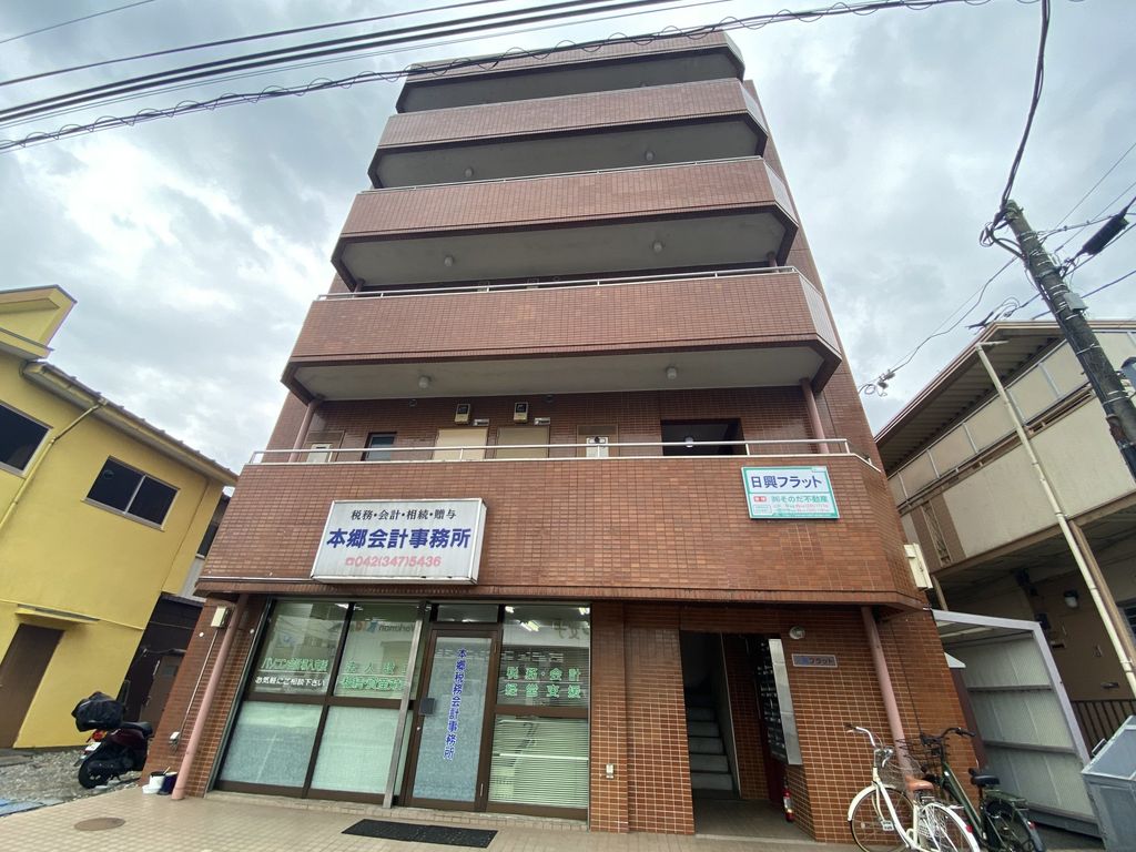 【小平市仲町のマンションの建物外観】