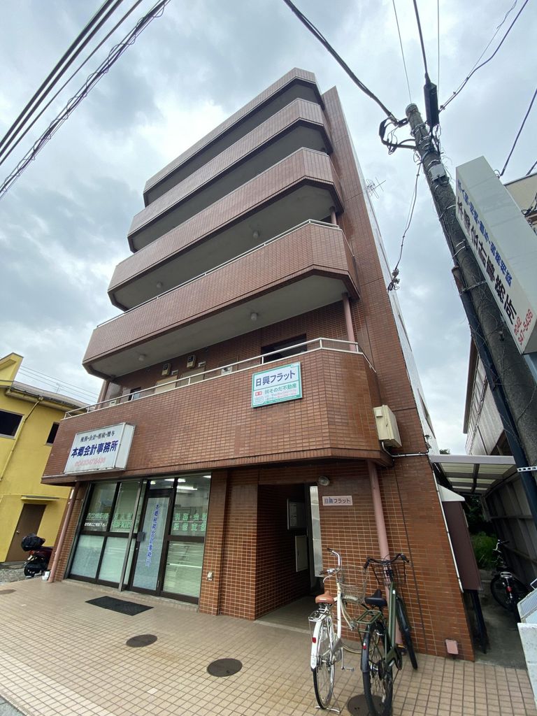 【小平市仲町のマンションの建物外観】