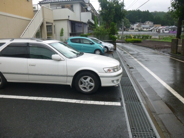 【八王子市犬目町のアパートの駐車場】