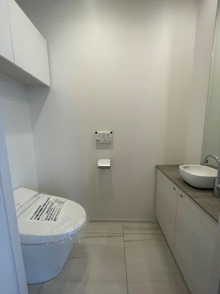 トイレ　トイレ／温水洗浄便座、吊り戸棚あり