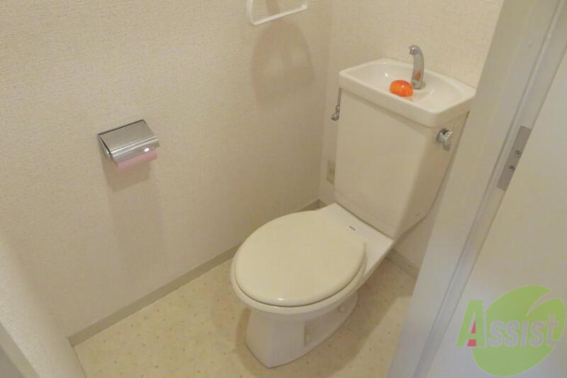 トイレ　トイレも独立しております。白が基調できれいですね。