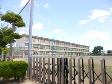 【伊勢市黒瀬町のアパートの小学校】