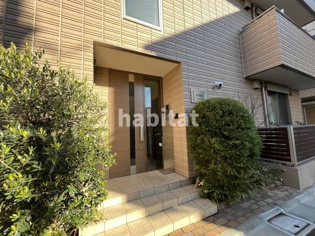 エントランス　緑も垣間見え、気持ちがいい雰囲気のエントランス