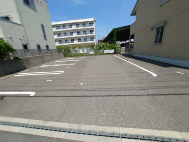 【和歌山市出島のアパートの駐車場】