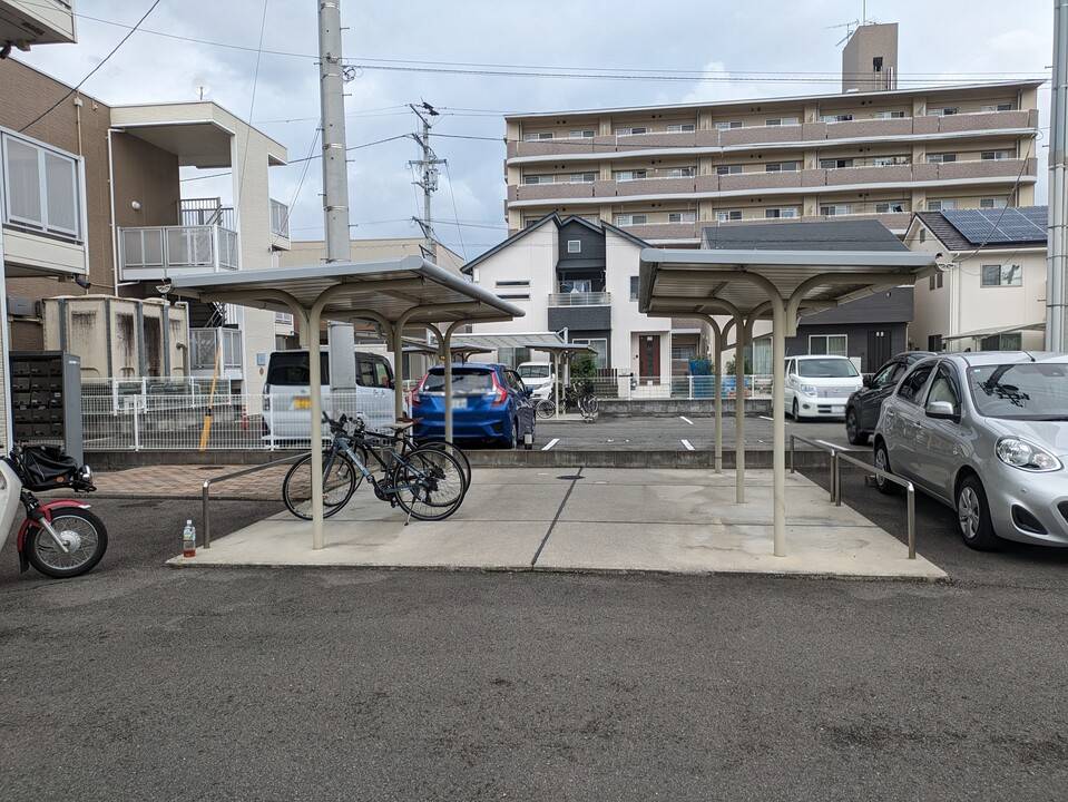 【松山市土居田町のマンションの駐車場】