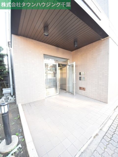 【千葉市中央区新田町のマンションのエントランス】