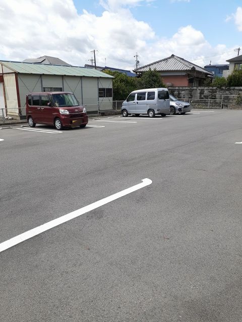 【四日市市東坂部町のアパートの駐車場】