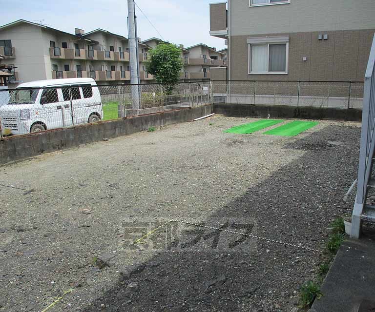 【京都市西京区樫原久保町のアパートの駐車場】