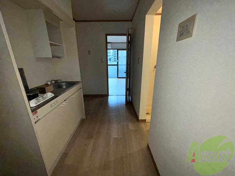 玄関　玄関から撮影しました。お部屋からの日差しで明るいですね。