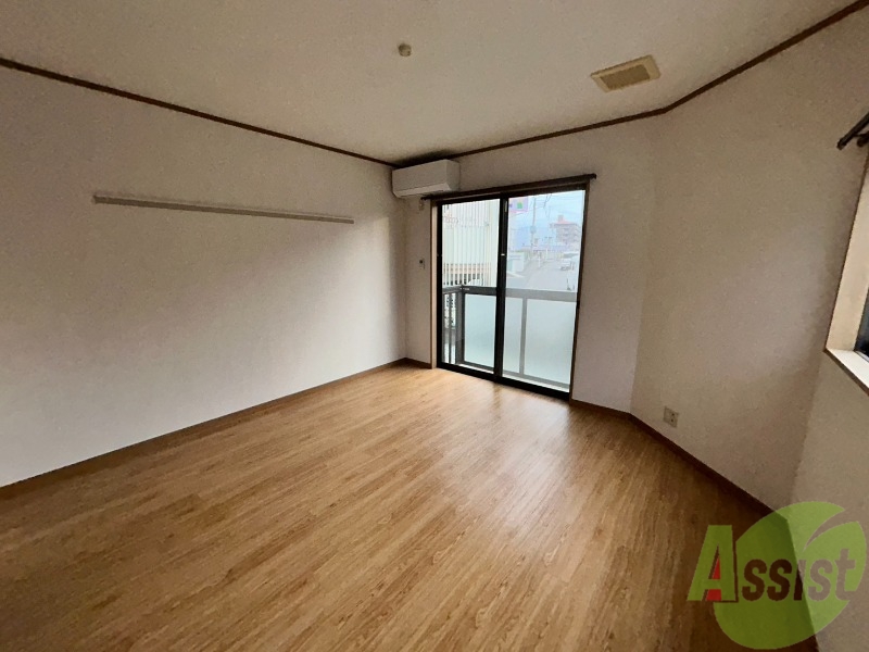 居室・リビング　バルコニーからの日差しでとても明るいお部屋ですね。