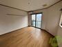 居室・リビング　バルコニーからの日差しでとても明るいお部屋ですね。