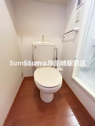 トイレ　落ち着いた色調のトイレです