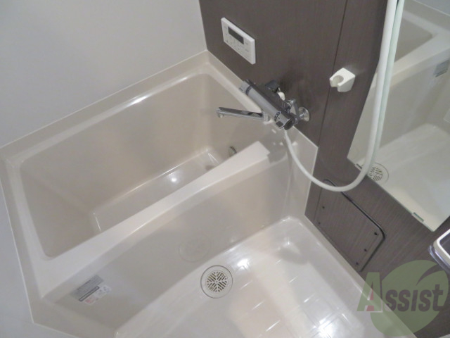 バス・シャワールーム　お風呂は肩まで浸かれる広さがありそうです。