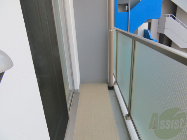 バルコニー　バルコニーは広くて洗濯物も十分に乾かせそう。