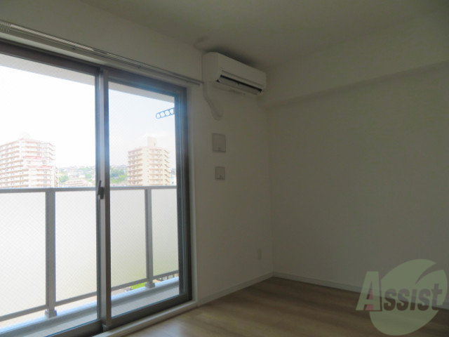 居室・リビング　６帖のお部屋です。窓が広めで使い勝手良さそう。