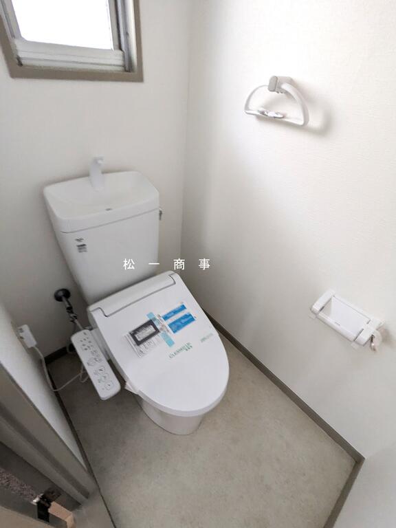 トイレ　新品の温水洗浄便座付きトイレです。
