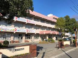 中学校　新居浜市立南中学校（中学校）まで710m