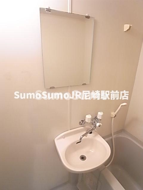 洗面設備　独立洗面化粧台が付いています