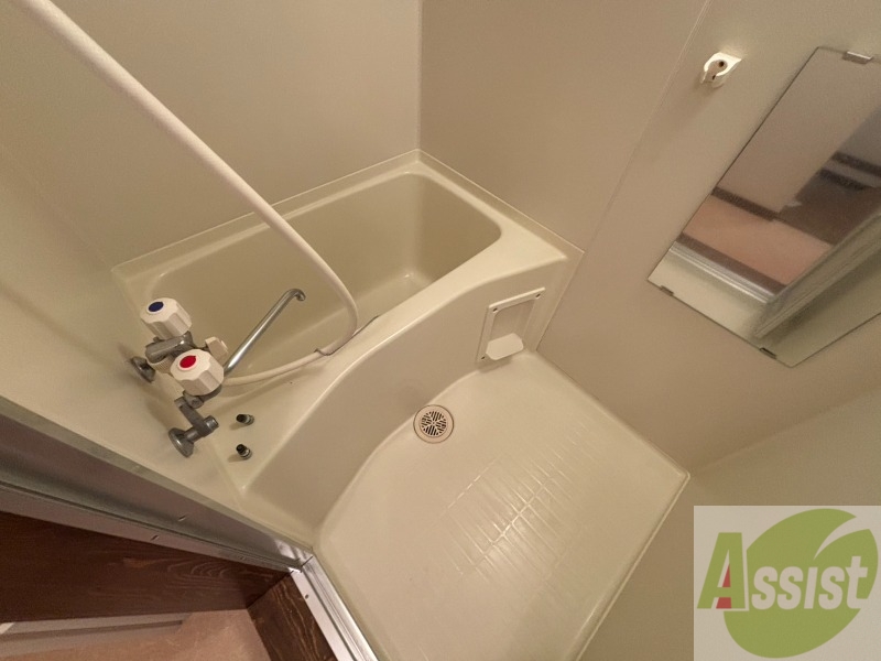 バス・シャワールーム　バスルームは狭すぎず、シャワーも浴びやすそうです。