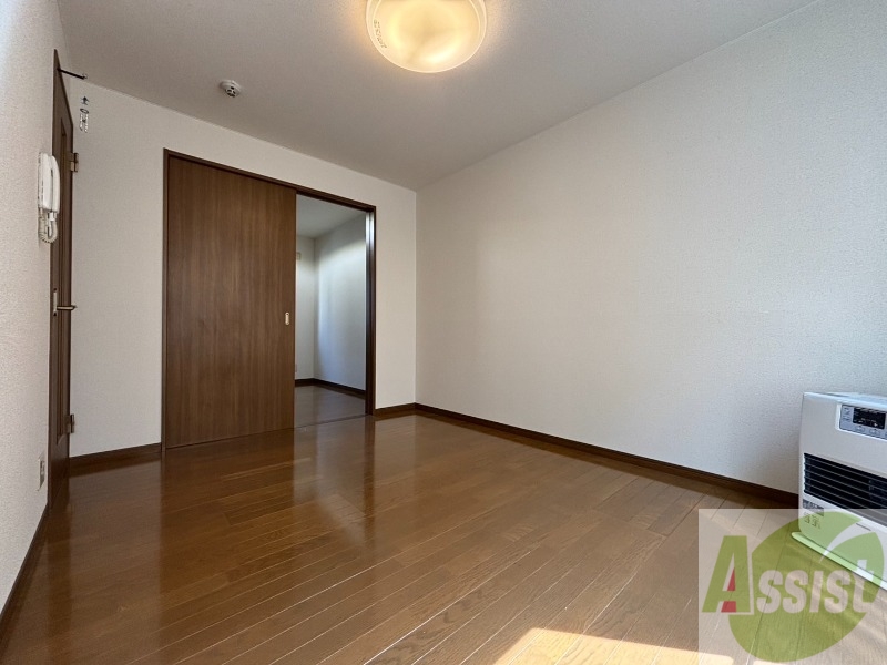 居室・リビング　白さが清潔感を出してくれます。お部屋も明るいですね。