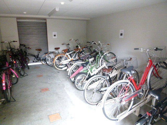 その他共有部分　屋根付きの駐輪場です。