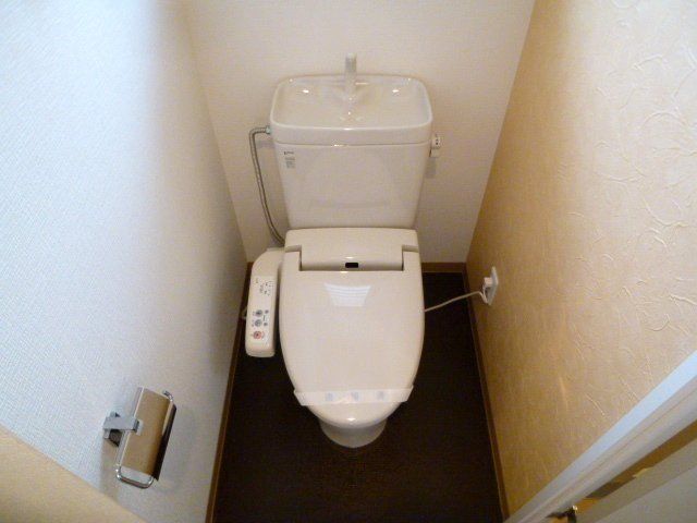 トイレ　温水洗浄便座付きのトイレです。