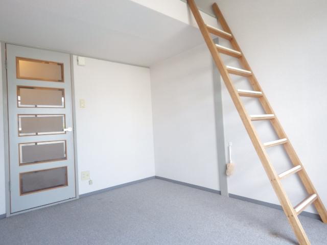 居室・リビング　明るい色調の室内です