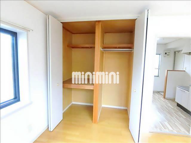 収納　ポールがございますので洋服も掛けられます。