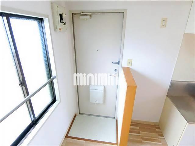 玄関　玄関ドアには郵便受けがございます。