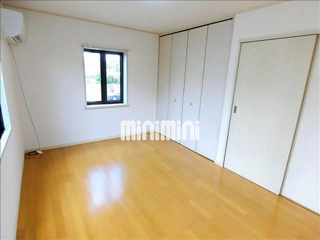 居室・リビング　二面採光で明るい洋室ですね。